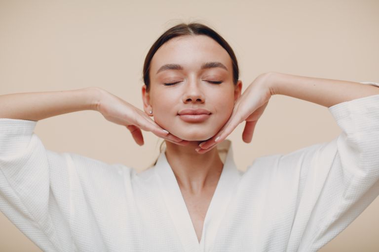 Εσείς έχετε δοκιμάσει την face yoga; | vita.gr