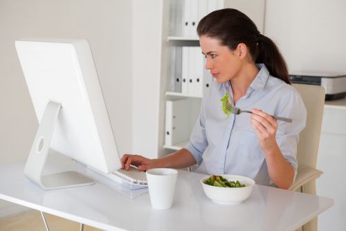 Τρώτε μπροστά στον υπολογιστή; Γιατί πρέπει να αλλάξετε αυτή τη συνήθεια