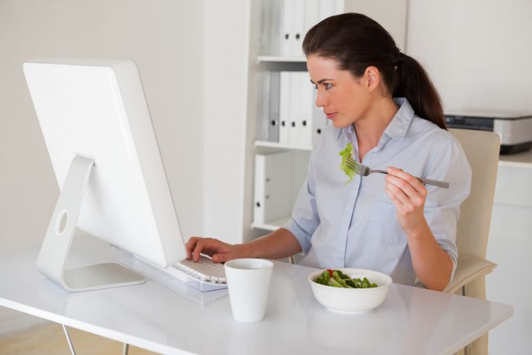 Τρώτε μπροστά στον υπολογιστή; Γιατί πρέπει να αλλάξετε αυτή τη συνήθεια | vita.gr