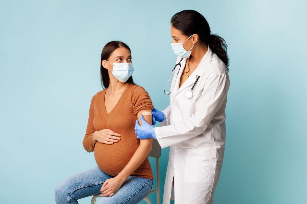 Covid-19: Προστατεύουν τις εγκύους τα εμβόλια - Δεν προκαλούν ζημιά στον πλακούντα