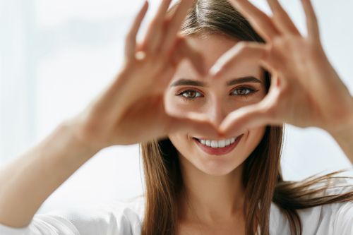 Φακοί επαφής: 6 tips για να φροντίσουμε σωστά τα μάτια μας όταν τους φοράμε