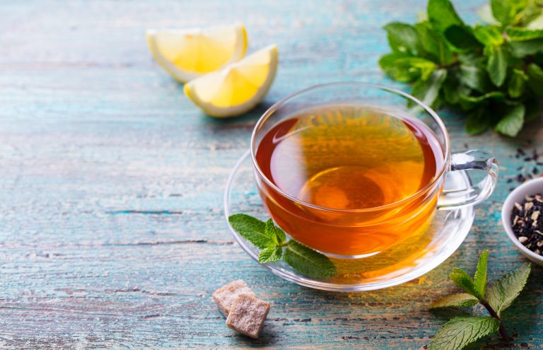 Χάνουμε κιλά και κερδίζουμε ενέργεια με πράσινο τσάι με λεμόνι | vita.gr