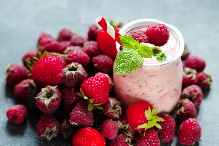 Shake με γιαούρτι, τζίντζερ και μαρμελάδα φράουλα | vita.gr