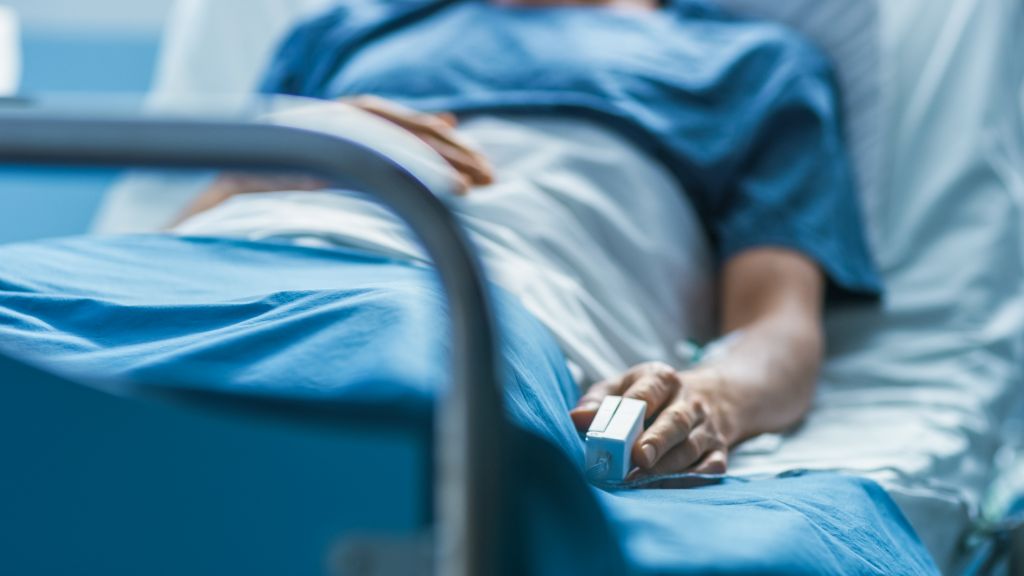 Covid-19: «Τρεις φορές πιο φονική από τη γρίπη» για ασθενείς που νοσηλεύονται