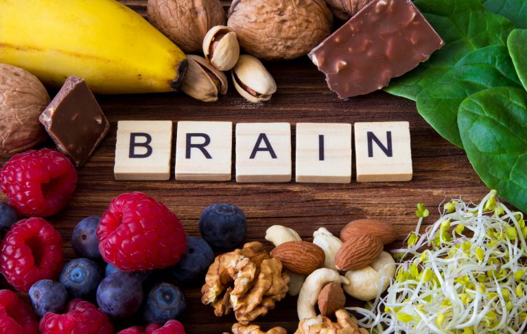Ποια τρόφιμα ενισχύουν την καλή λειτουργία του εγκεφάλου; | vita.gr