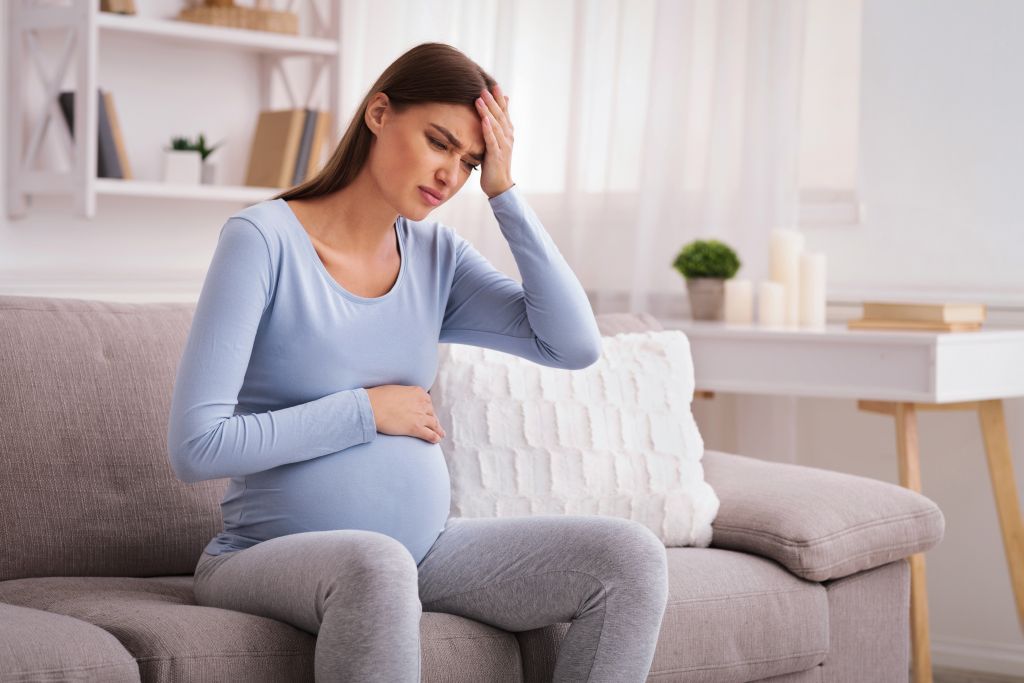 Εγκυμοσύνη με συχνούς πονοκεφάλους; Έτσι θα τους καταπολεμήσετε φυσικά