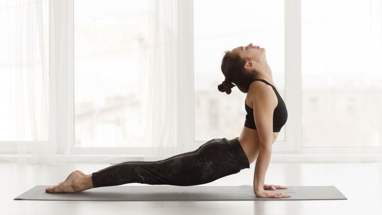 Ασκήσεις yoga για πιασμένους ώμους | vita.gr