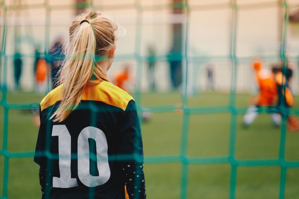 Παίξε μπάλα σαν κορίτσι: Viral έφηβη παίζει ποδόσφαιρο φορώντας γόβες