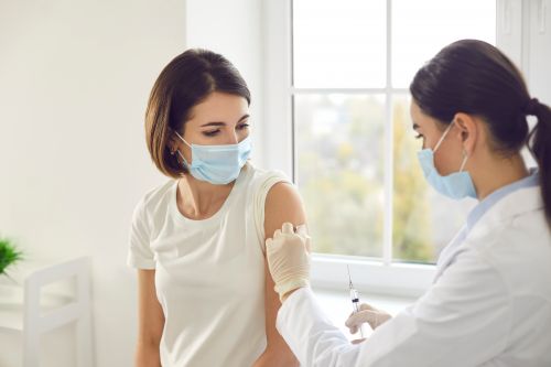 ΠΟΥ: Γιατί πρέπει να εμβολιαστούν και όσοι έχουν νοσήσει από κοροναϊό