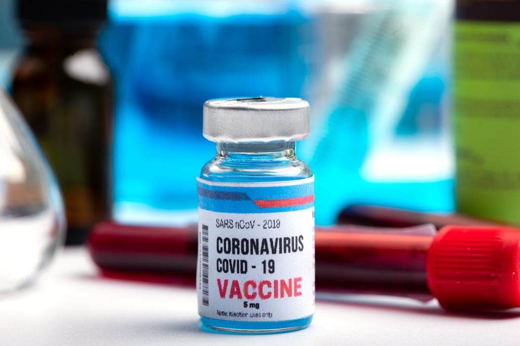 Κοροναϊός: Ο μαζικός εμβολιασμός μπορεί να αναχαιτίσει το τέταρτο κύμα;