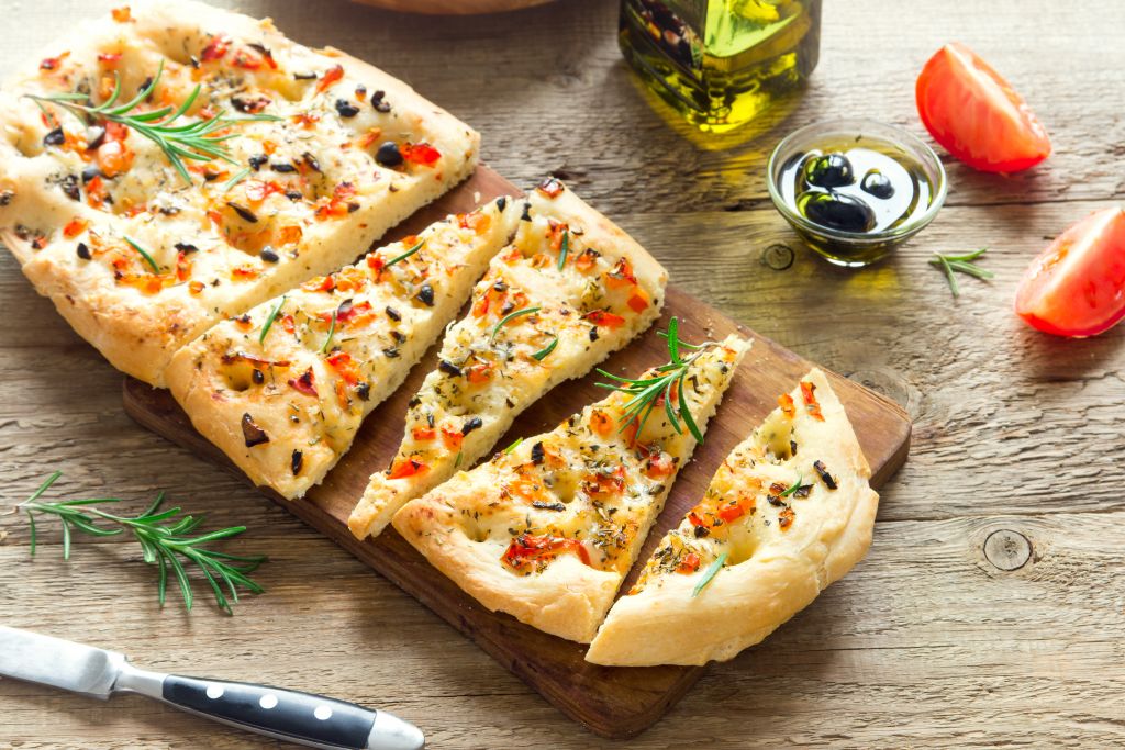 Focaccia και cavatappi με λουκάνικο