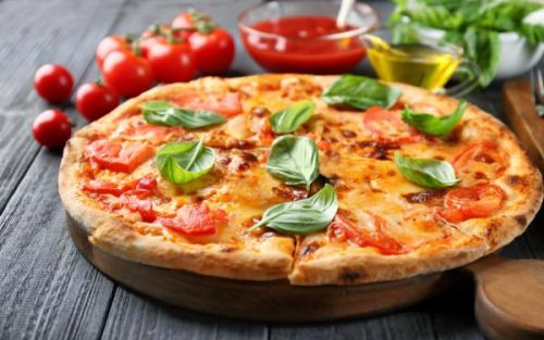 Εύκολη και λαχταριστή πίτσα από τον Απόστολο Ρουβά