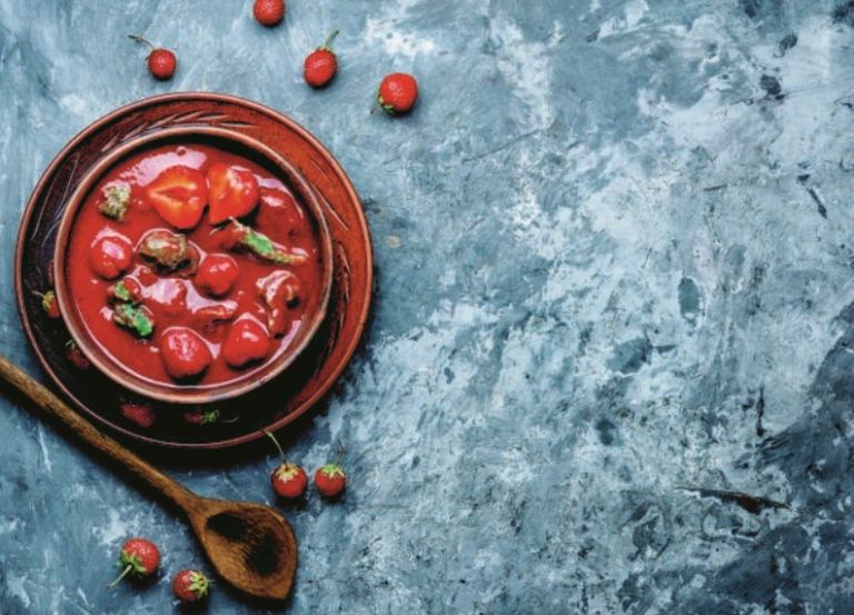 Πιπεράτη σούπα με φράουλα | vita.gr