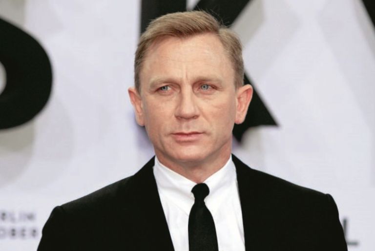 Ο Daniel Craig… ντετέκτιβ στις Σπέτσες | vita.gr