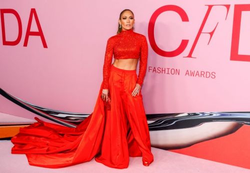 Jennifer Lopez: Μοιράζεται τα μυστικά της για λαμπερή επιδερμίδα