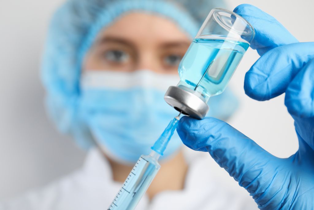 Εμβόλιο κορωνοϊού: Η επικαιροποιημένη δόση «νικά στα σημεία» την Όμικρον