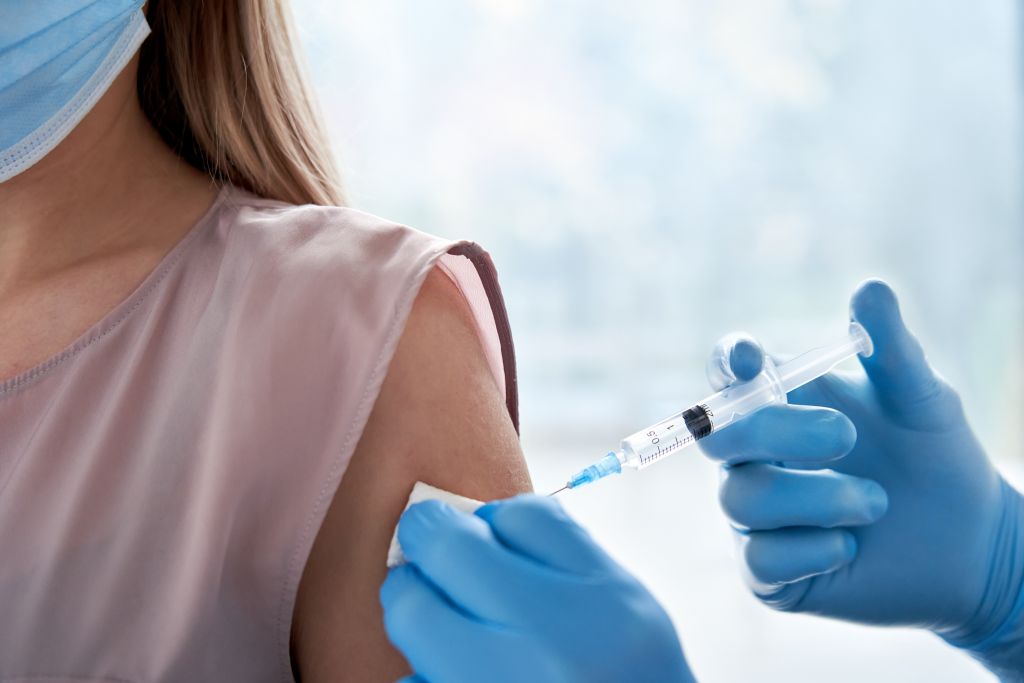 Covid-19: Ποιες πιθανότητες μόλυνσης μετά τις δύο δόσεις εμβολίου