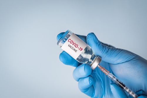 Θεμιστοκλέους – Την Δευτέρα οι ανακοινώσεις για την τρίτη δόση του εμβολίου