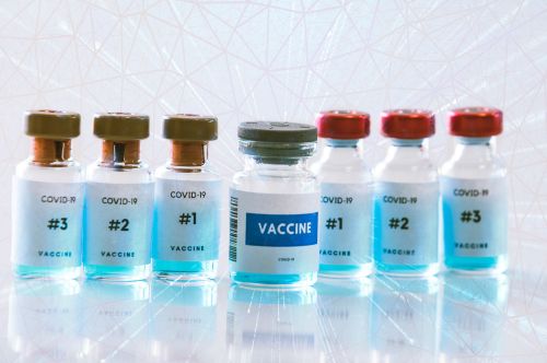 Κοροναϊός – Απαραίτητη η επανάληψη των εμβολιασμών; Τι λένε οι ειδικοί