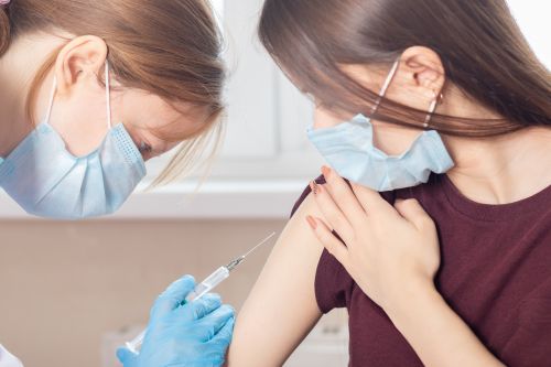 Κοροναϊός: Γιατί η Επιτροπή είπε το «ναι» στον εμβολιασμό εφήβων 15 έως 17 ετών – Πότε ξεκινά