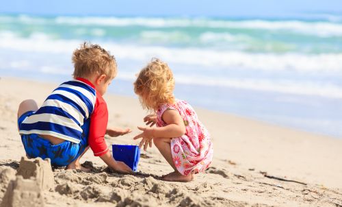 Παιχνίδια στην παραλία: Πώς θα κρατήσετε ασφαλή τα παιδιά