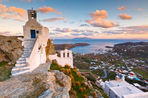 Ας γνωρίσουμε την πανέμορφη Σέριφο