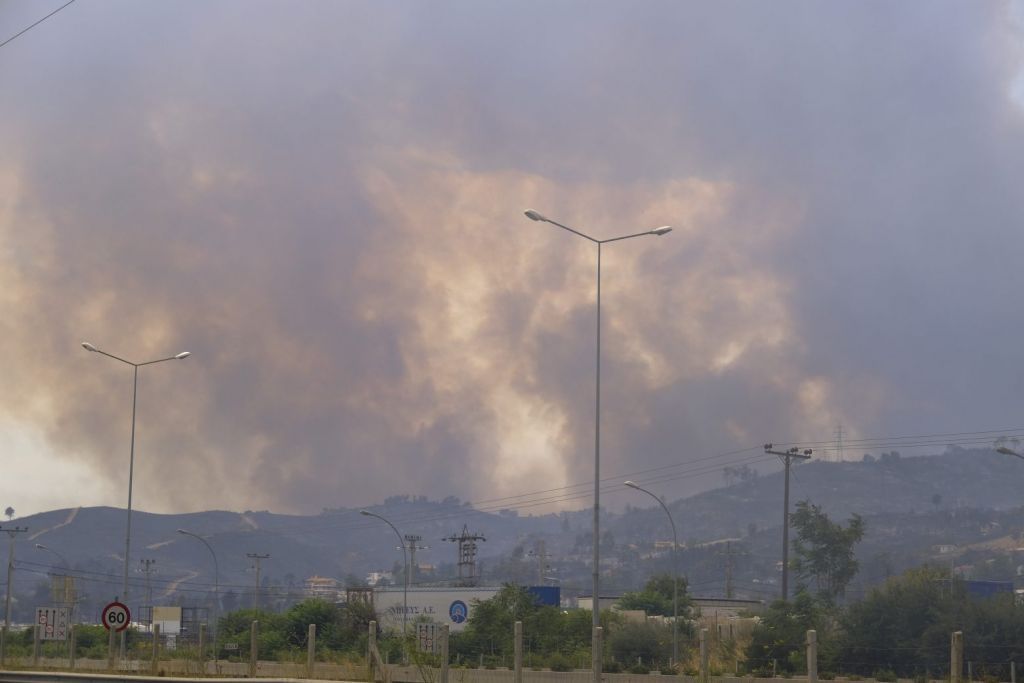 Εκτός ελέγχου οι φωτιές σε Άγιο Στέφανο και Θρακομακεδόνες - Προς ύφεση το πύρινο μέτωπο στη Μαλακάσα