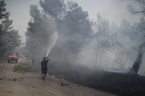 Τρία νέα ενεργά «μέτωπα» στη Βαρυμπόμπη – Πού σταμάτησε η κυκλοφορία