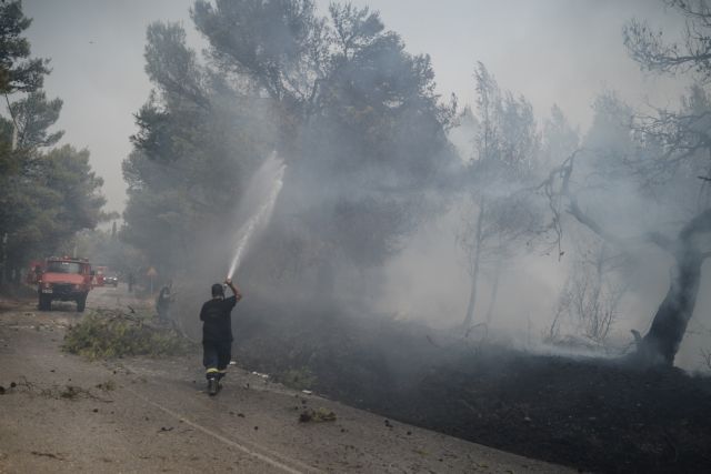 Τρία νέα ενεργά «μέτωπα» στη Βαρυμπόμπη – Πού σταμάτησε η κυκλοφορία