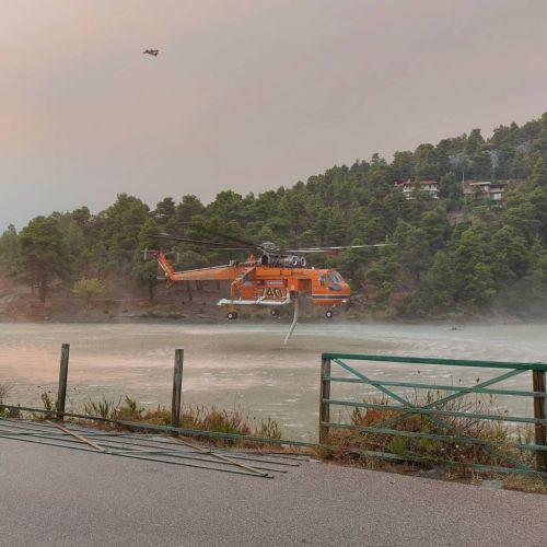 Σε επιφυλακή οι πυροσβέστες για τυχόν αναζωπύρωση της πυρκαγιάς στην Αττική