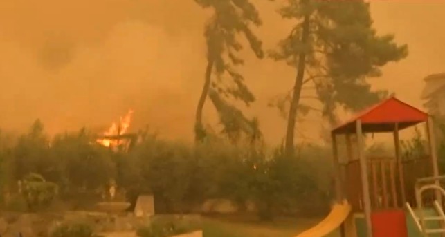 Ανεξέλεγκτη η φωτιά στην Εύβοια - Καίγονται σπίτια στο Πευκί