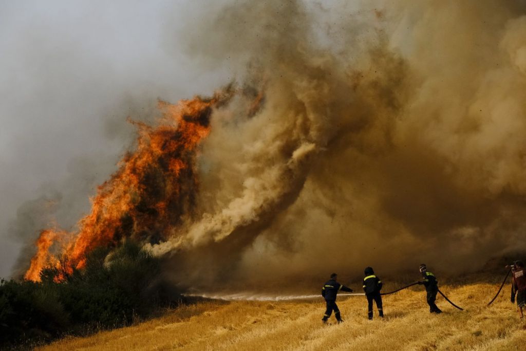 Ανεξέλεγκτη η πυρκαγιά στην Αττική - Δείτε ποιες περιοχές εκκενώθηκαν