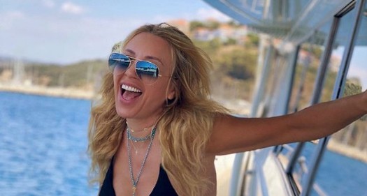 Γωγώ Μαστροκώστα – Γενέθλια αγκαλιά με τον Τραϊανό Δέλλα