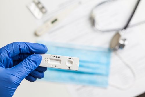 Κορωνοϊός – Αρνητικό rapid test αλλά θετικό PCR; Τι να κάνετε