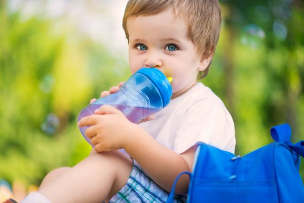 Πόσο νερό χρειάζεται να πίνουν τα παιδιά; | vita.gr