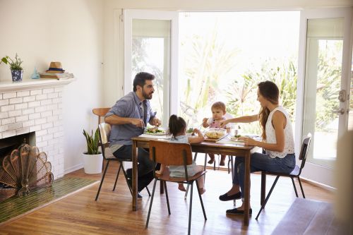 Οικογενειακό τραπέζι: Τι κερδίζουμε τρώγοντας καθημερινά όλοι μαζί;