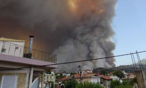 Εκκενώνονται οικισμοί στη Λίμνη Ευβοίας – Ανεξέλεγκτη η πυρκαγιά