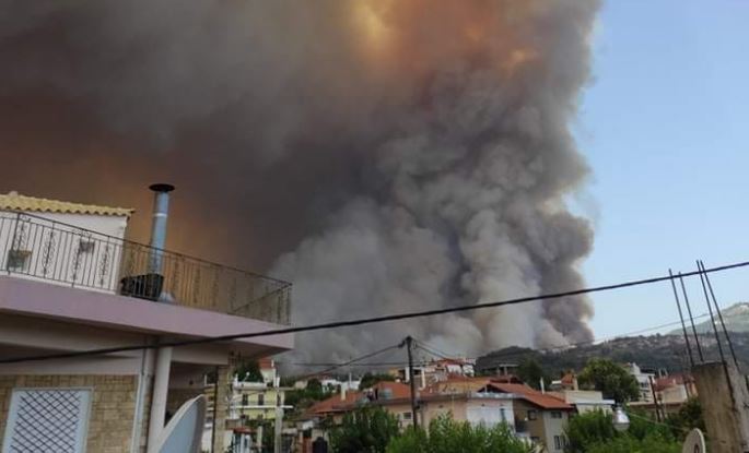 Εκκενώνονται οικισμοί στη Λίμνη Ευβοίας – Ανεξέλεγκτη η πυρκαγιά | vita.gr