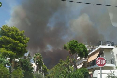 Βαρυμπόμπη – Στις φλόγες μεγάλη δασική έκταση – Εκκενώνονται εργοστάσια