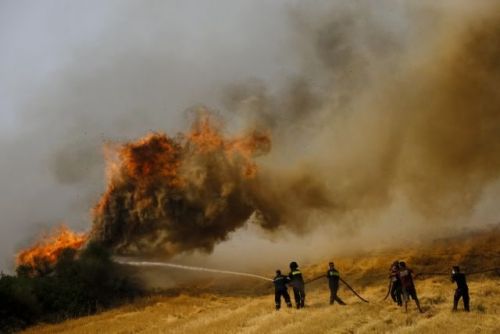 Πυρκαγιές στην Αττική – Εκκενώθηκαν η Σταμάτα και η Ροδόπολη