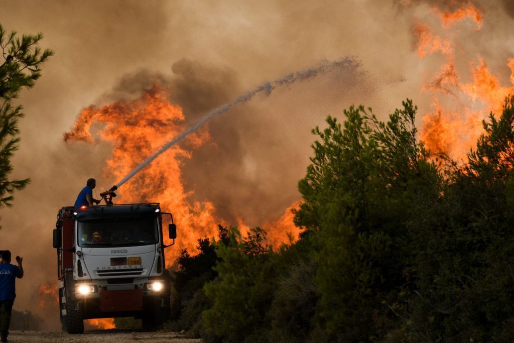 Πυρκαγιά στη Βαρυμπόμπη - Σε εξέλιξη επιχείρηση εκκένωσης