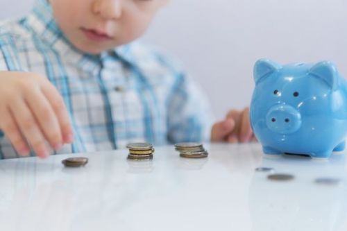 Χρήσιμα tips για να μάθετε στο παιδί την αξία των χρημάτων
