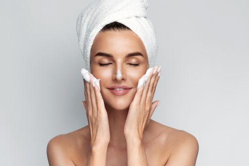 Skincare – 5 συχνά λάθη που κάνουμε στη ρουτίνα καθαρισμού του προσώπου μας