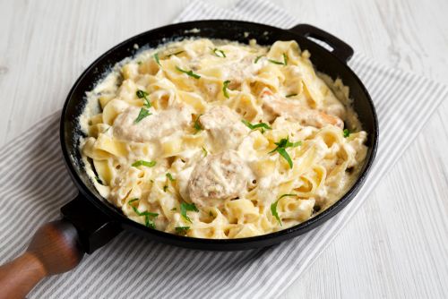 Φτιάχνουμε Fettuccine Alfredo με χαμηλά λιπαρά