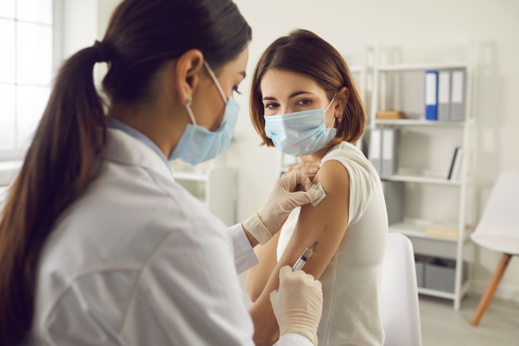 Κορωνοϊός - Μπορεί το εμβόλιο να επηρεάσει την περίοδο των γυναικών;