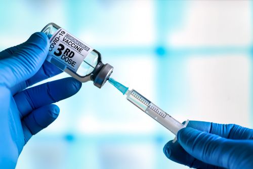 Εμβόλιο κατά κορωνοϊού – Τι ισχύει για τις παρενέργειες της τρίτης δόσης