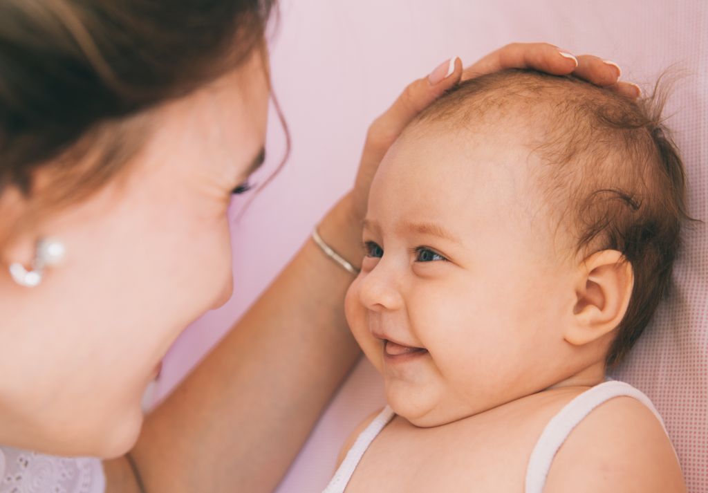 Τι μαθαίνει το μωρό από το χαμόγελό σας;
