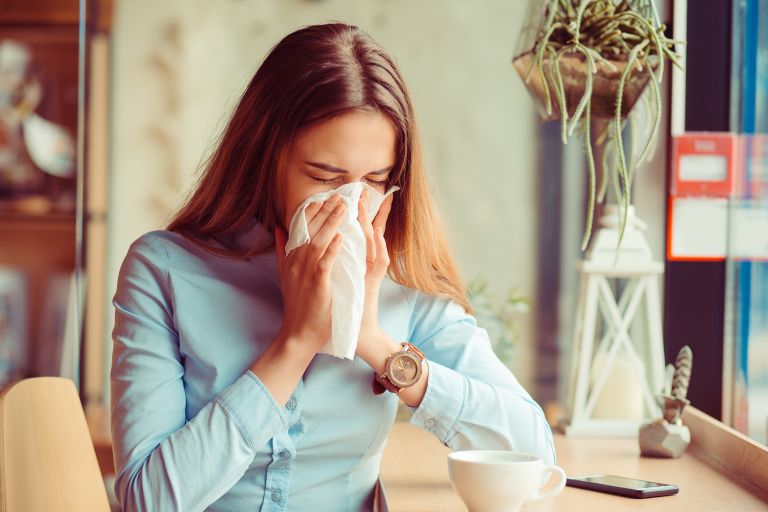 Αλλεργία ή κρυολόγημα; – Πώς θα καταλάβετε τι σας ταλαιπωρεί, αυτό το φθινόπωρο | vita.gr