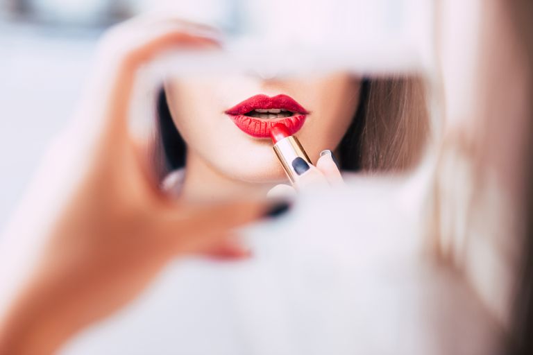 Red lips: Έτσι θα εφαρμόσετε σωστά το κόκκινο κραγιόν σας | vita.gr