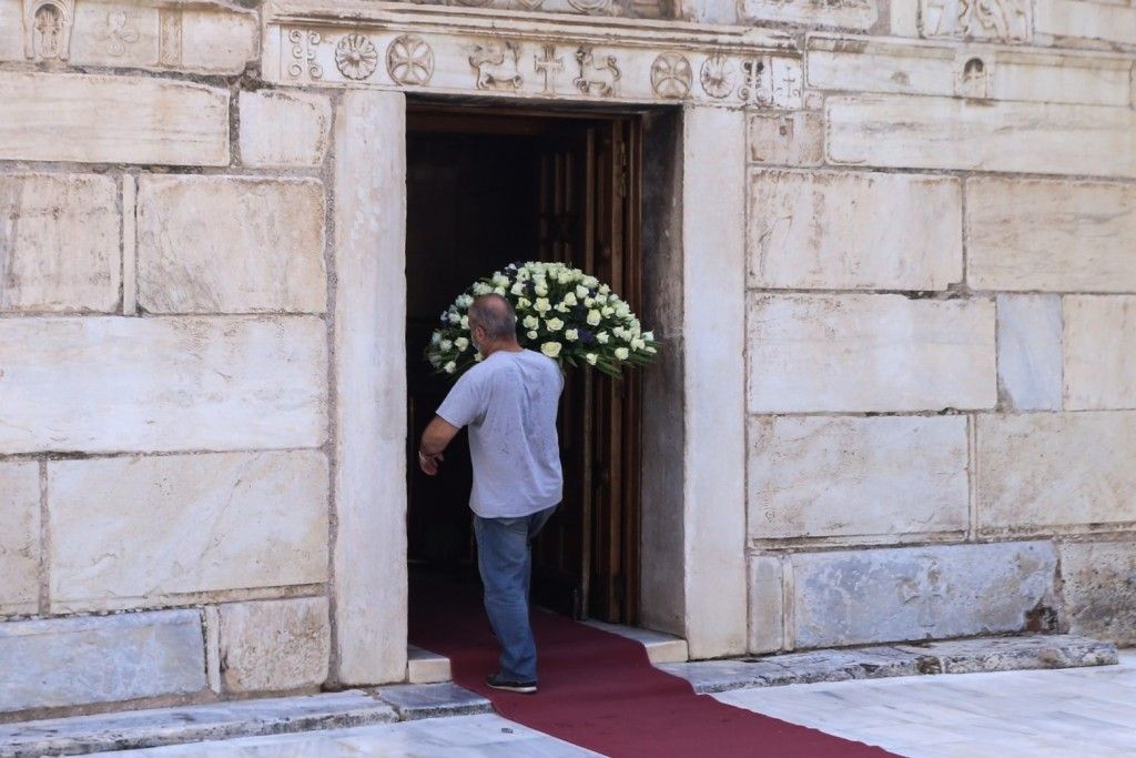 Μίκης Θεδωράκης - Κοσμοσυρροή στο λαϊκό προσκύνημα στη σορό του